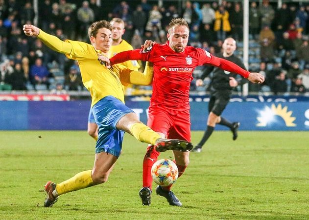 Im Zweikampf der Jenaer Maximilian Rohr (Torschütze zum 2:1) und der Zwickauer Fabio Viteritti (Torschütze zum 0:1).)