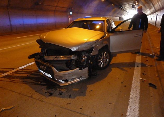 Gleich zwei Mal binnen zwei Stunden hat es heute Mittag auf der A 4 bei Jena im Tunnel gekracht.