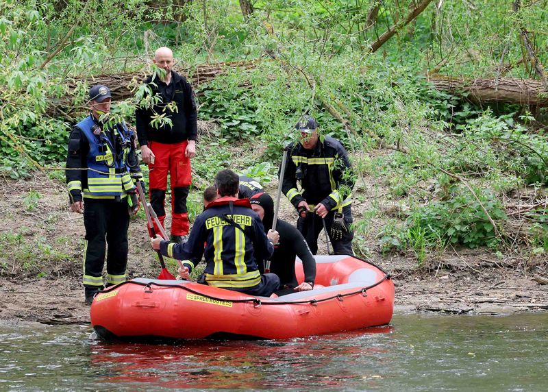 Die Feuerwehr suchte mit mehreren Schlauchbooten nach der vermissten Frau.