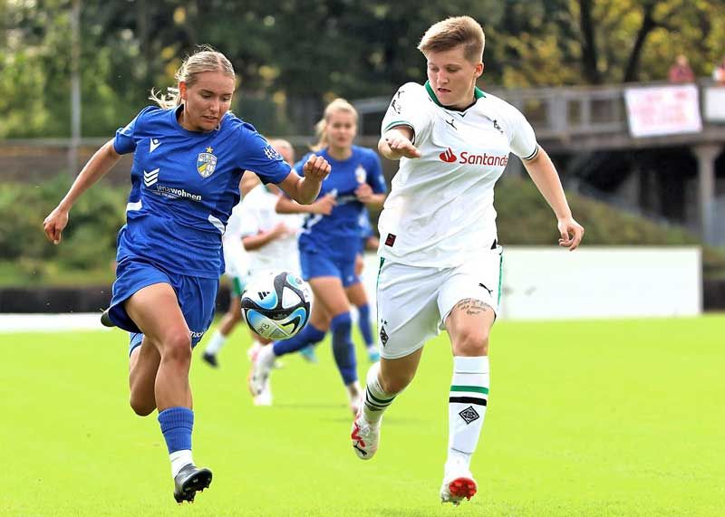 Im Duell Jenas Emily Reske mit der Gladbacherin Paula Klensmann.