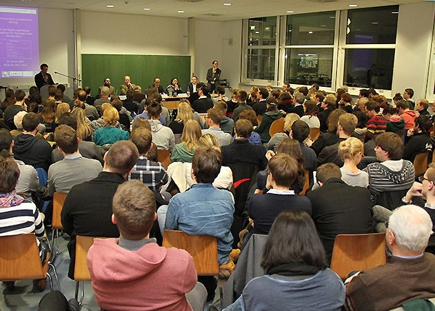 Der Hörsaal 5 auf dem Uni-Campus war bis auf den letzten Platz gefüllt.