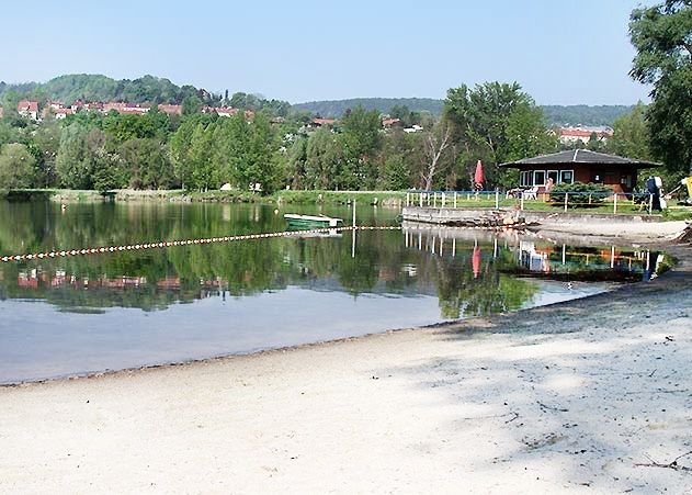 Der Schleichersee in Jena lädt wieder zum Baden ein.