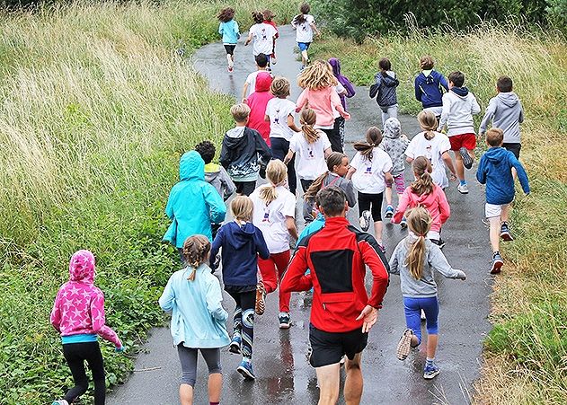 Benefizlauf für alle: Die DUALINGO-Kita-Kinder und –Schüler unterstützen den NABU.