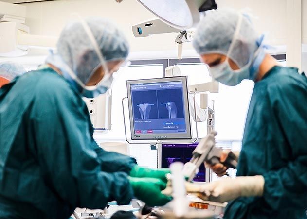 Patienten mit einer schweren Arthrose müssen häufig künstliche Kniegelenke eingesetzt werden. Wenn sie zusätzlich an Diabetes leiden, empfinden sie vor der OP stärkere Gelenkschmerzen und haben höhere Entzündungsanzeichen.