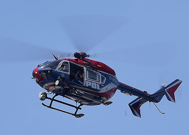 Mit Polizeihubschrauberbesatzung suchte die Polizei nach zwei Autodieben in Jena.