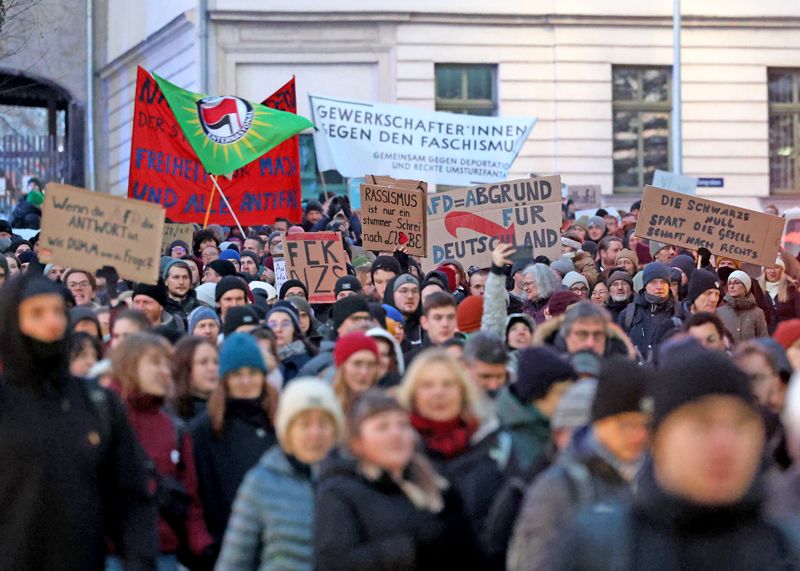 Tausende zogen zum Protest am Freitagabend gemeinsam durch die Jenaer Innenstadt.