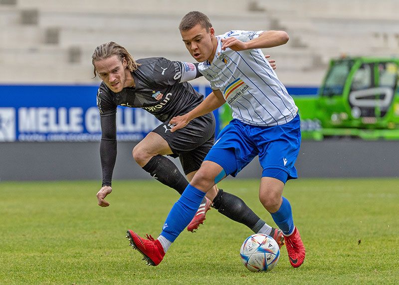 Im Zweikampf Jenas Oleksii Ogurtsov mit dem Zwickauer Kapitän Nils Butzen.