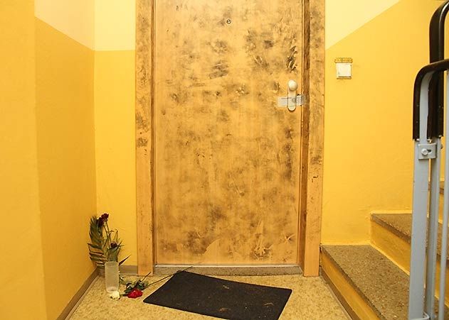 Hinter dieser Wohnungstür wurde im September 2014 die 9-jährige Leila zu Tode misshandelt. Die schwarzen Flecken auf der Tür stammen von der Spurensicherung der Kripo.