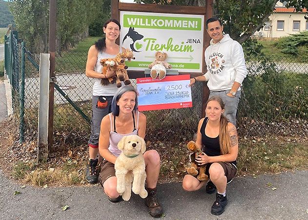 Plüsch-Tierheim Gründer Marcel Ziarek mit dem Team des Jenaer Tierheims bei der Spendenübergabe.