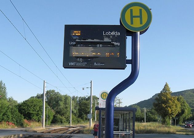 Mit Steinen wurde die elektronische Anzeigetafel beworfen und zerstört.