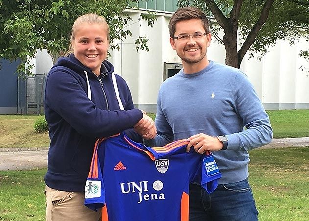 FF USV-Neuzugang Justien Odeurs (links) mit Geschäftsführer Jens Ross (rechts) anlässlich der Vertragsunterzeichnung in Jena.