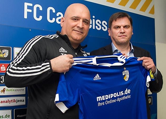 Jenas Chefcoach Volkan Uluc und Christian Wegner von Medipolis mit dem neuen Trikot.