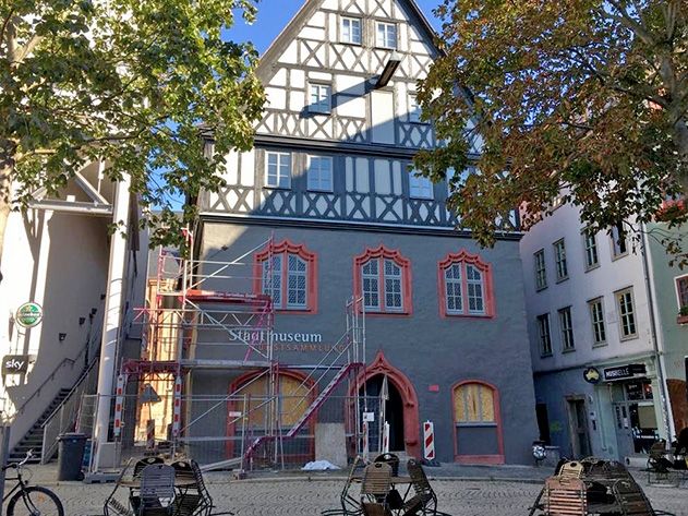 Am Stadtmuseum „Göhre“ ist das Gerüst gefallen und gibt freien Blick auf die sanierte Fassade.