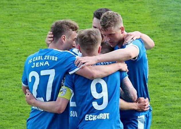Der FC Carl Zeiss Jena kann fünf Spieltage vor Saisonende frühzeitig den Klassenerhalt feiern.