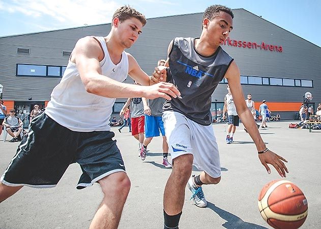 Statt unterm Hallendach gingen die Spieler zur Streetball-Premiere von Science City Jena unter freiem Himmel auf Korbjagd.