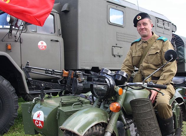 Peter Wagner auf einem Motorrad der ehemaligen Sowjetischen Streitkräften.