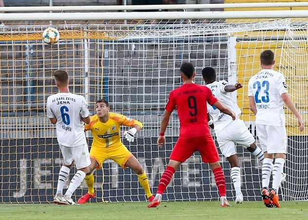 Tor für Ingolstadt: Jenas Marian Sarr trifft per Eigentor zum 1:1 gegen Torhüter Jo Coppens.