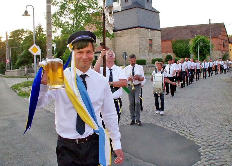 Samstagabend startet der Kirmesumzug begleitet von der Dorfkapelle „Lütze-Musi“ den Umzug durch den Ort.
