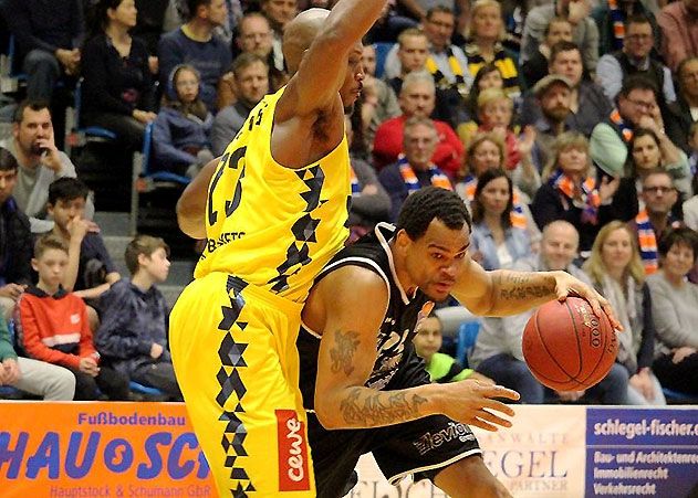 Aus Jenaer Sicht gab es ungeachtet der Niederlage ein Grund Immanuel McElroy zu beglückwünschen, der mit seinem 500. Einsatz in der BBL ein monumentales Jubiläum feierte.