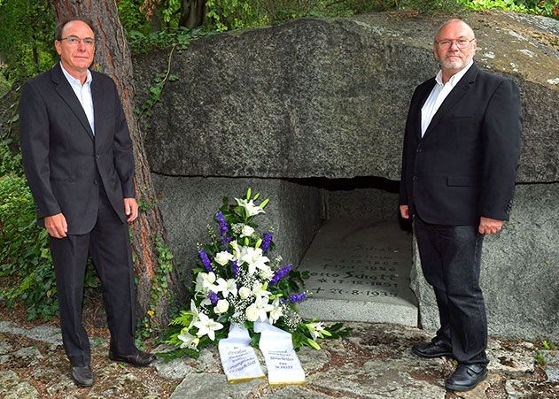 SCHOTT Standortleiter Dr. Reiner Mauch (I.) und der Betriebsratsvorsitzender Harald Burkhardt am Grab von Otto Schott.