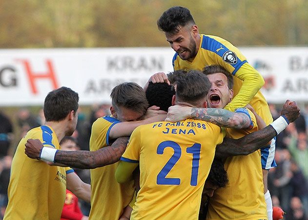 Knapp 14.000 Zeiss-Fans wollen nach dem Schlusspfiff den Aufstieg in die 3. Liga bejubeln.