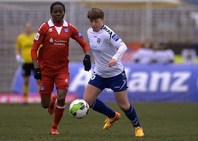 Die Jenaerin Susann Utes (rechts) gegen die Duisburgerin Genoveva Anonman im Bundesliga-Spiel FF USV Jena gegen MSV Duisburg im Ernst-Abbe-Sportfeld.