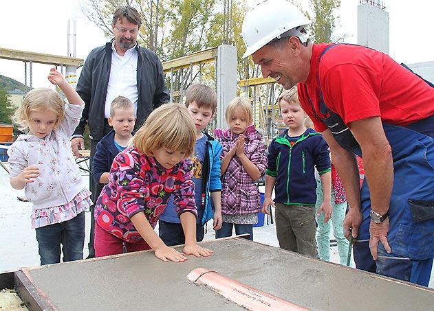 Auf dem Betonblock, in den die Kapsel eingelassen wurde, sind auch die Handabdrücke von Kindern der AWO-Kita Abenteuerland verewigt. Die Platte soll später im Gebäude angebracht werden.