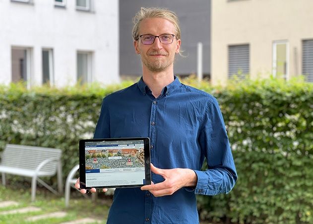 Klimakoordinator der Stadt Jena, Kevin Muschalle-Momberg mit der neuen Kampagnenseite jena.de/plastikfrei