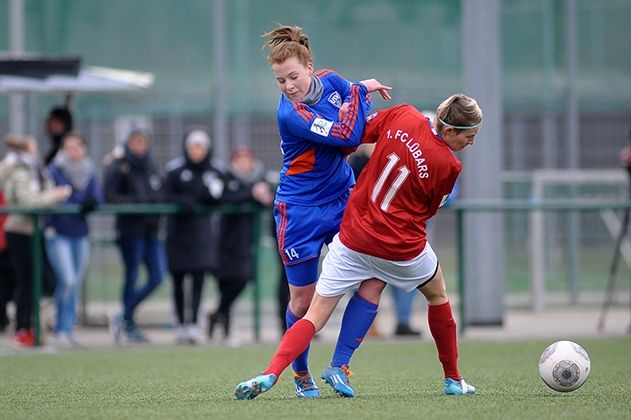 Anja Heuschkel (links), beim Testspiel des FF USV Jena gegen den 1. FC Lübars, am 01.02.2015 im Ernst-Abbe-Sportfeld.
