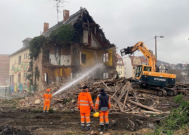 Der Abriss des Hauses Inselplatz 9a hat begonnen.