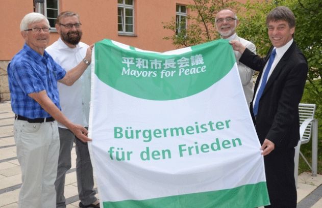 Ein Zeichen setzen für den Frieden: Prof. Dr. Joachim Misselwitz (IPPNW), Stadtrat Dr. Jörg Vogel (SPD), Bürgermeister Frank Schenker (CDU) und Oberbürgermeister Dr. Albrecht Schröter (SPD).