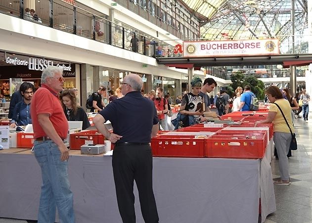 Am Donnerstag, Freitag und Samstag werden wieder Bücher zum Kilopreis von 2 Euro für wohltätige Zwecke in der Goethe Galerie angeboten.