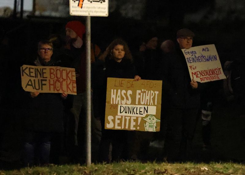 Rund 300 Menschen hatten am Mittwochabend vor dem Lobedaer Bürgerzentrum „Lisa“ gegen den AfD-Bürgerstammtisch protestiert.