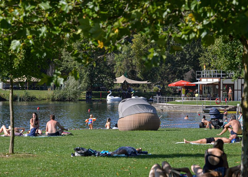 Am 20. September zog es bei hochsommerlichen Temperaturen noch einmal rund 1.300 Gäste an den Schleichersee, wo sie bei 20 Grad Wassertemperatur den letzten warmen Badetag des Jahres genossen.