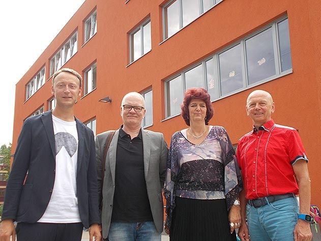 Die Schiller-Schule in Jena-Winzerla erhält die seit Jahren geforderte Belüftungsanlage. Darüber informierten Stadtentwicklungsdezernent Denis Peisker, KIJ-Werkleiter Karl Hermann Kliewe, Schulleiterin Konstanze Müller und Ortsteilbürgermeister Friedrich-Wilhelm Gebhardt (v.l.n.r.).