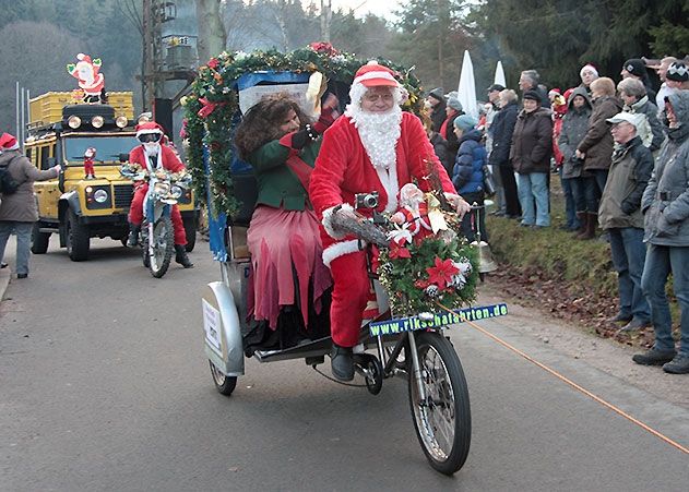 Eine lustige Parade aus Weihnachtsmännern und Weihnachtsfrauen zieht auch in diesem Jahr jeweils ab 15 Uhr wieder durch das Weihnachtstal.