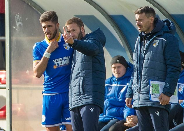 Auch Jenas neuer Cheftrainer Andreas Patz (m.) will die Siegesserie seines Teams weiter ausbauen.