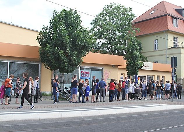 Wie hier im Wahllokal in der Angerküche (Saalbahnhofstraße 21) bildeten sich mitunter lange Schlangen und enorme Wartezeiten.