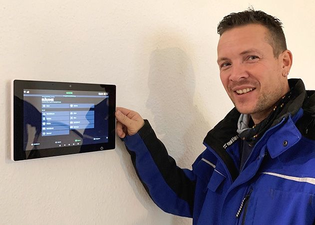 Christian Matzke von der ASI zeigt das erste eingebaute Smart-Home-Element im Smarten Quartier Jena-Lobeda.