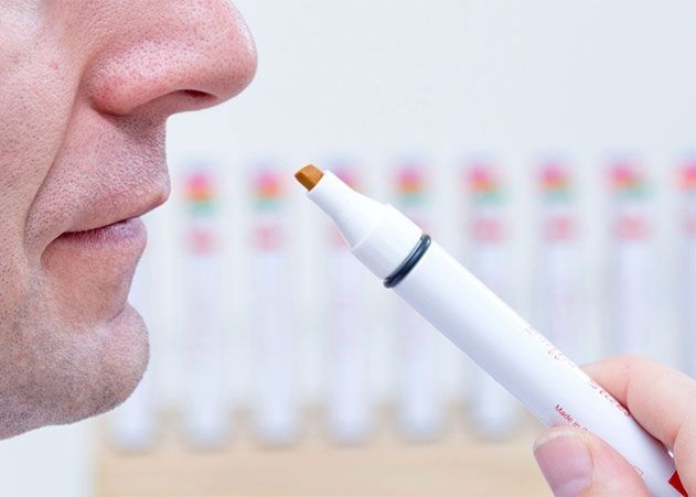 Mit standardisierten Riechstiften testet die Jenaer HNO-Uniklinik den Geruchssinn ehemaliger Covid-19-Patienten.