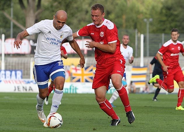 Im Zweikampf: Jenas Velimir Jovanovic mit dem Ex-Jenaer Christoph Klippel.