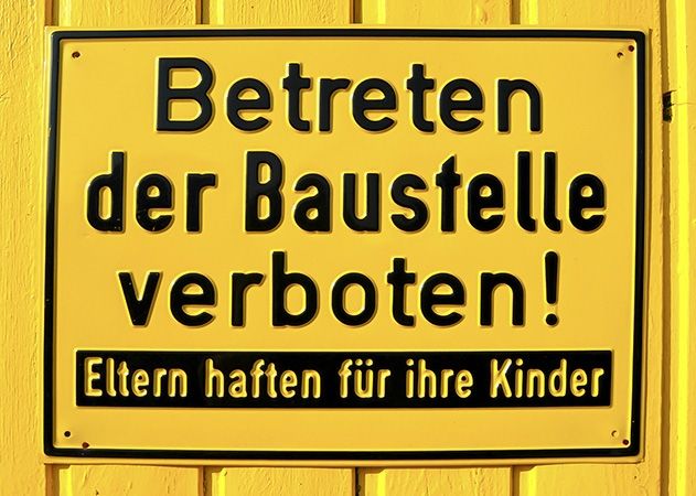 Unberechenbar, gefährlich – und überall: Das Corona-Virus respektiert keine Regeln. „Da können noch so viele Verbotsschilder stehen. Wenn sich einer garantiert nicht daranhält, dann das Corona-Virus“, sagt Frieder Neudeck. Der IG BAU-Bezirksvorsitzende warnt vor einem wachsenden Corona-Risiko auf dem Bau.