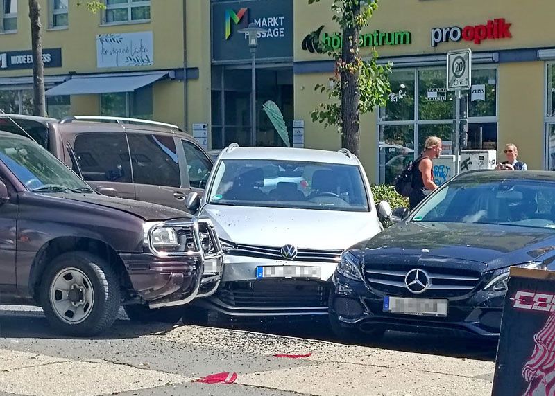 Gleich mehrere Pkws und ein Kleinbus wurden durch eine Karambolage in Jenas Innenstadt schwer beschädigt.