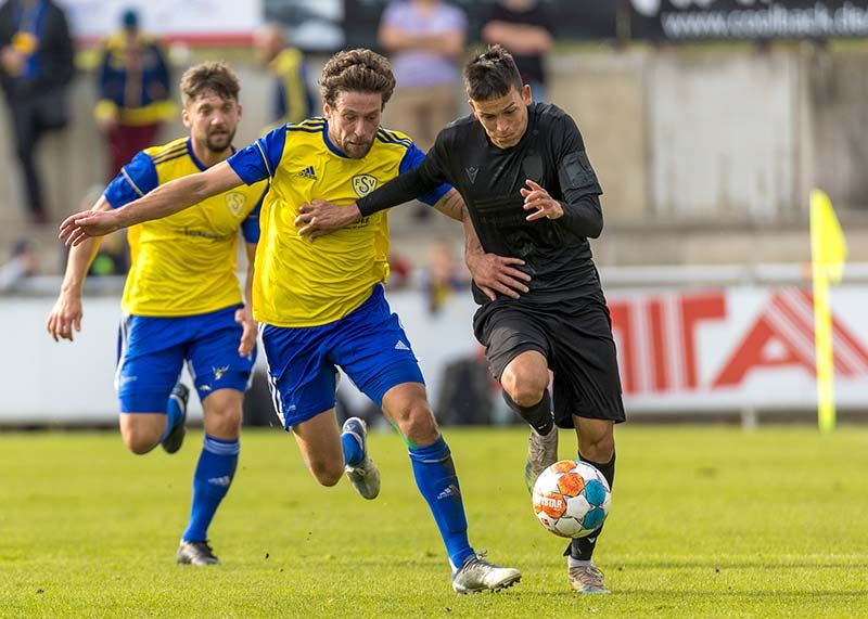 Jenas Torschütze Pasqual Verkamp im Zweikampf mit dem Luckenwalder Leon Hellwig.