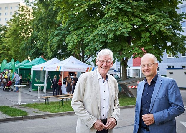 Tobias Wolfrum als Geschäftsführer von jenawohnen und Stadtwerken Jena (r.), begrüßte beim Mieterfest gemeinsam mit Lobedas Ortsteilbürgermeister Volker Blumentritt die ersten Mieter des Smarten Quartiers.