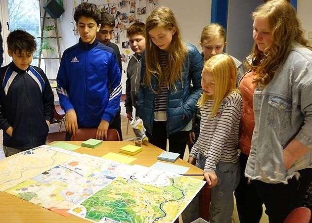 Klex-Kinder begutachten die Kinderstadtplan-Entwürfe.