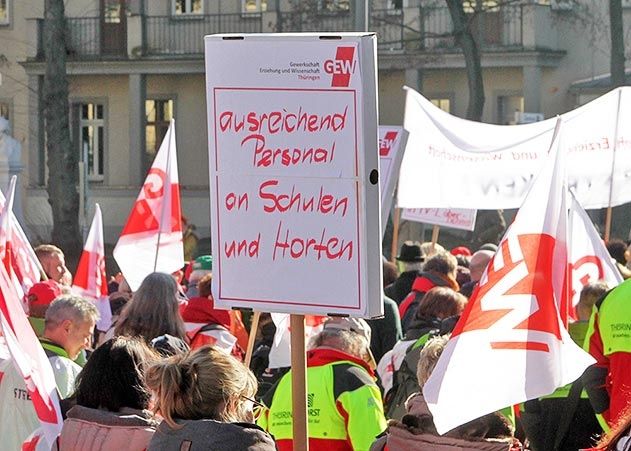 Klare Forderungen: Kurz vor der dritten und vorerst letzten Verhandlungsrunde im Tarifstreit des öffentlichen Dienstes erhöhen die Gewerkschaften den Druck. In Jena gingen am Mittwoch Hunderte zu einem Warnstreik auf die Straße.