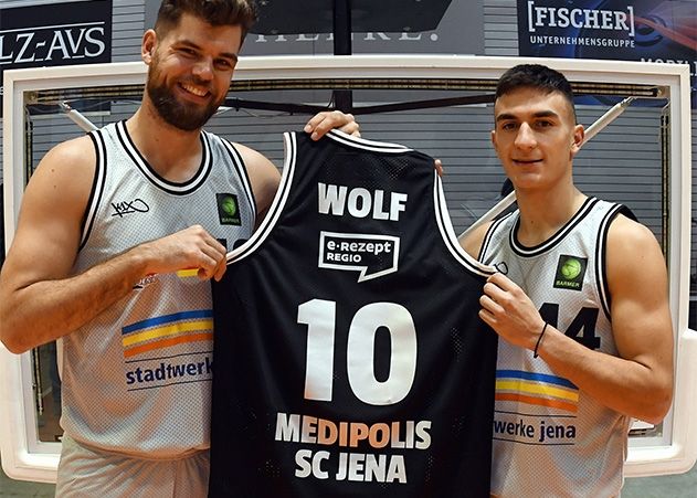 Die neuen Trikots wurden von den Spielern Julius Wolf (l.) und Vuk Radojicic für die ersten Fotos präsentiert.