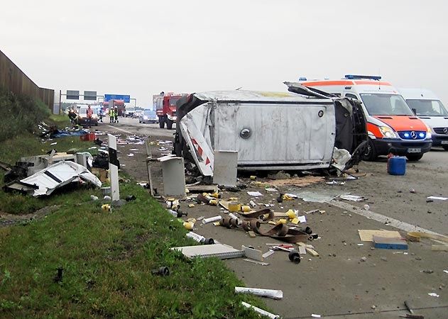Der Fahrer dieses total zerstörten Kleintransporters überlebte schwerverletzt.
