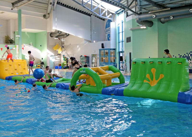 Die Kinder können ihre Geschicklichkeit beim beliebten Aquatrack-Parcours mit Rutschen, Balancier- und Kletterelementen unter Beweis stellen.